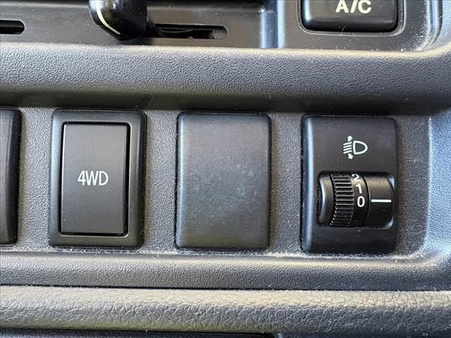 キャリイトラック KCエアコン・パワステ パワステ マニュアルエアコン 4WD 5MT 三方開荷台 みち板引掛式リアゲート ウレタン製ステア SRSエアバッグ レベライザー 12インチスチール ゴム荷台マット マット ソケット(3枚目)