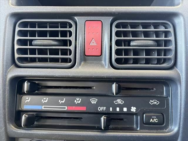 キャリイトラック KCエアコン・パワステ パワステ マニュアルエアコン 4WD 5MT 三方開荷台 みち板引掛式リアゲート ウレタン製ステア SRSエアバッグ レベライザー 12インチスチール ゴム荷台マット マット ソケット(4枚目)