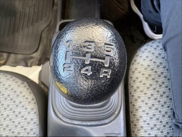 キャリイトラック KCエアコン・パワステ パワステ マニュアルエアコン 4WD 5MT 三方開荷台 みち板引掛式リアゲート ウレタン製ステア SRSエアバッグ レベライザー 12インチスチール ゴム荷台マット マット ソケット(5枚目)