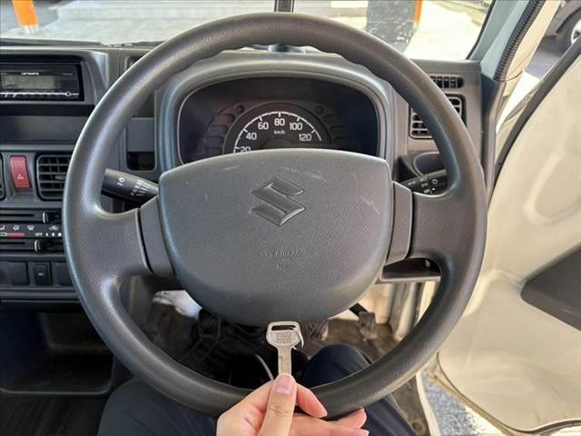 キャリイトラック KCエアコン・パワステ パワステ マニュアルエアコン 4WD 5MT 三方開荷台 みち板引掛式リアゲート ウレタン製ステア SRSエアバッグ レベライザー 12インチスチール ゴム荷台マット マット ソケット(7枚目)