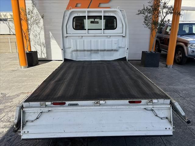 キャリイトラック KCエアコン・パワステ パワステ マニュアルエアコン 4WD 5MT 三方開荷台 みち板引掛式リアゲート ウレタン製ステア SRSエアバッグ レベライザー 12インチスチール ゴム荷台マット マット ソケット(19枚目)