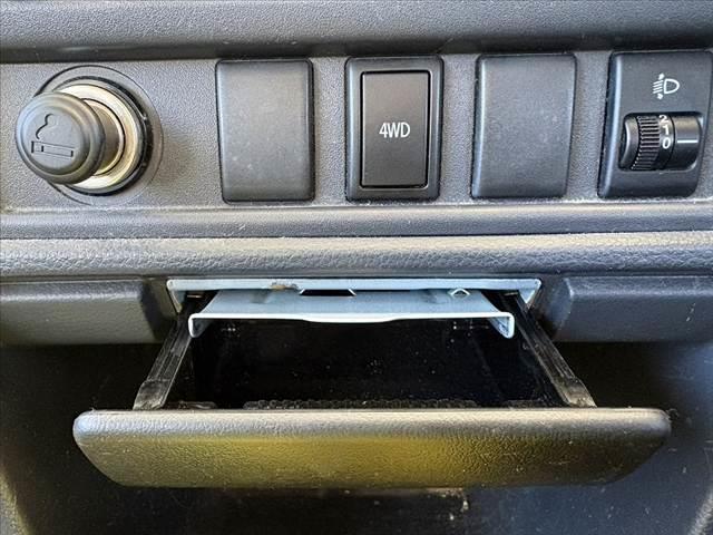 キャリイトラック KCエアコン・パワステ パワステ マニュアルエアコン 4WD 5MT 三方開荷台 みち板引掛式リアゲート ウレタン製ステア SRSエアバッグ レベライザー 12インチスチール ゴム荷台マット マット ソケット(21枚目)