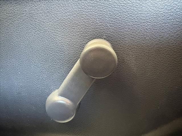 キャリイトラック KCエアコン・パワステ パワステ マニュアルエアコン 4WD 5MT 三方開荷台 みち板引掛式リアゲート ウレタン製ステア SRSエアバッグ レベライザー 12インチスチール ゴム荷台マット マット ソケット(22枚目)