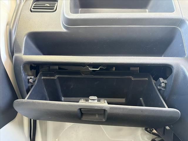 キャリイトラック KCエアコン・パワステ パワステ マニュアルエアコン 4WD 5MT 三方開荷台 みち板引掛式リアゲート ウレタン製ステア SRSエアバッグ レベライザー 12インチスチール ゴム荷台マット マット ソケット(24枚目)