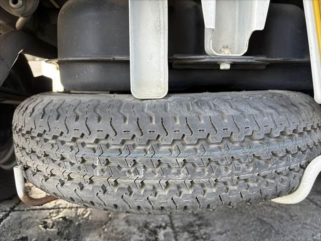 キャリイトラック KCエアコン・パワステ パワステ マニュアルエアコン 4WD 5MT 三方開荷台 みち板引掛式リアゲート ウレタン製ステア SRSエアバッグ レベライザー 12インチスチール ゴム荷台マット マット ソケット(26枚目)