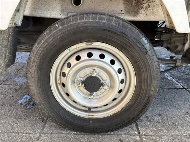 キャリイトラック KCエアコン・パワステ パワステ マニュアルエアコン 4WD 5MT 三方開荷台 みち板引掛式リアゲート ウレタン製ステア SRSエアバッグ レベライザー 12インチスチール ゴム荷台マット マット ソケット(35枚目)