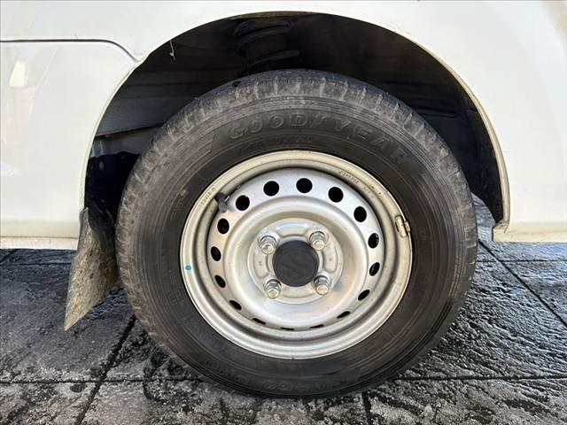 キャリイトラック KCエアコン・パワステ パワステ マニュアルエアコン 4WD 5MT 三方開荷台 みち板引掛式リアゲート ウレタン製ステア SRSエアバッグ レベライザー 12インチスチール ゴム荷台マット マット ソケット(36枚目)