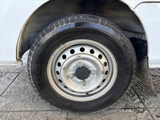 キャリイトラック KCエアコン・パワステ パワステ マニュアルエアコン 4WD 5MT 三方開荷台 みち板引掛式リアゲート ウレタン製ステア SRSエアバッグ レベライザー 12インチスチール ゴム荷台マット マット ソケット(37枚目)