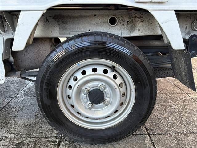 キャリイトラック KCエアコン・パワステ パワステ マニュアルエアコン 4WD 5MT 三方開荷台 みち板引掛式リアゲート ウレタン製ステア SRSエアバッグ レベライザー 12インチスチール ゴム荷台マット マット ソケット(38枚目)