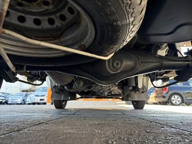 キャリイトラック KCエアコン・パワステ パワステ マニュアルエアコン 4WD 5MT 三方開荷台 みち板引掛式リアゲート ウレタン製ステア SRSエアバッグ レベライザー 12インチスチール ゴム荷台マット マット ソケット(40枚目)