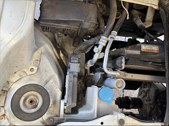 キャリイトラック KCエアコン・パワステ パワステ マニュアルエアコン 4WD 5MT 三方開荷台 みち板引掛式リアゲート ウレタン製ステア SRSエアバッグ レベライザー 12インチスチール ゴム荷台マット マット ソケット(42枚目)