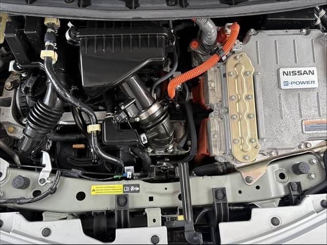 ノート e-パワー B 後期 エマブレ アラビュー インテリミラー Pスタート Aライト スマートキー バックソナー ETC SRSエアバック ISOFIXシート Pガラス ヘッドライトレベライザー 横滑り防止 電格ミラー(47枚目)