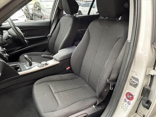 ３シリーズ ３１８ｉツーリング　車検整備付　後期　ナビ　Ｂモニ　ＬＥＤ　パワーシート　パワーバックドア　Ｐスタート　Ｐセンサー　Ｐガラス　Ａライト　Ａストップ　クルコン　スマートキー　革巻きステア　アームレスト　純正１６インチＡＷ（18枚目）