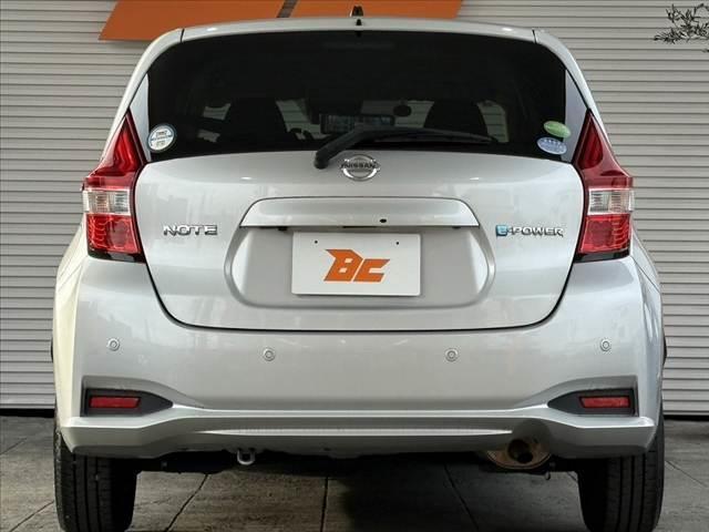 ノート e-パワー B 車検整備付 後期 禁煙 インテリミラー 全方位 ETC スマートキー CDチューナー Aライト チルトステア シートリフター 電格ミラー Pガラス Aエアコン エマブレ 横滑り防止 クリソナ(13枚目)