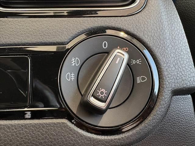 ポロ ブルーGT 車検整備付 後期 禁煙 ナビ 地デジ バックカメラ ETC DVD クルコン Aライト Aストップ キーレス スペアキー 革巻きステアリング SRSエアバッグ アクセサリーソケット バニティミラー(6枚目)