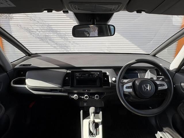 フィット ｅ：ＨＥＶベーシック　車検整備付　禁煙車　ホンダセンシング　Ｐスタート　ＬＥＤヘッド　スマートキー　クルコン　オートライト　電動パーキングブレーキ　ＥＴＣ　ＣＤオーディオ　コーナーセンサー　衝突軽減ブレーキ　フロアマット（2枚目）