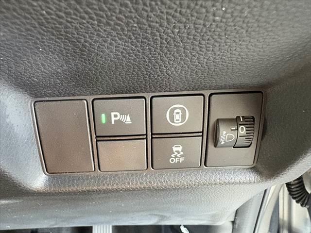 フィット ｅ：ＨＥＶベーシック　車検整備付　禁煙車　ホンダセンシング　Ｐスタート　ＬＥＤヘッド　スマートキー　クルコン　オートライト　電動パーキングブレーキ　ＥＴＣ　ＣＤオーディオ　コーナーセンサー　衝突軽減ブレーキ　フロアマット（3枚目）
