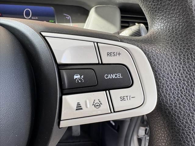 フィット ｅ：ＨＥＶベーシック　車検整備付　禁煙車　ホンダセンシング　Ｐスタート　ＬＥＤヘッド　スマートキー　クルコン　オートライト　電動パーキングブレーキ　ＥＴＣ　ＣＤオーディオ　コーナーセンサー　衝突軽減ブレーキ　フロアマット（4枚目）