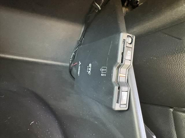 フィット ｅ：ＨＥＶベーシック　車検整備付　禁煙車　ホンダセンシング　Ｐスタート　ＬＥＤヘッド　スマートキー　クルコン　オートライト　電動パーキングブレーキ　ＥＴＣ　ＣＤオーディオ　コーナーセンサー　衝突軽減ブレーキ　フロアマット（5枚目）