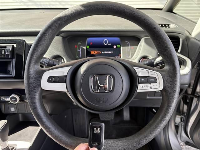 フィット ｅ：ＨＥＶベーシック　車検整備付　禁煙車　ホンダセンシング　Ｐスタート　ＬＥＤヘッド　スマートキー　クルコン　オートライト　電動パーキングブレーキ　ＥＴＣ　ＣＤオーディオ　コーナーセンサー　衝突軽減ブレーキ　フロアマット（7枚目）