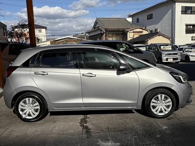 フィット ｅ：ＨＥＶベーシック　車検整備付　禁煙車　ホンダセンシング　Ｐスタート　ＬＥＤヘッド　スマートキー　クルコン　オートライト　電動パーキングブレーキ　ＥＴＣ　ＣＤオーディオ　コーナーセンサー　衝突軽減ブレーキ　フロアマット（12枚目）