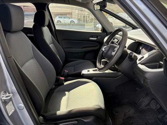 フィット ｅ：ＨＥＶベーシック　車検整備付　禁煙車　ホンダセンシング　Ｐスタート　ＬＥＤヘッド　スマートキー　クルコン　オートライト　電動パーキングブレーキ　ＥＴＣ　ＣＤオーディオ　コーナーセンサー　衝突軽減ブレーキ　フロアマット（16枚目）