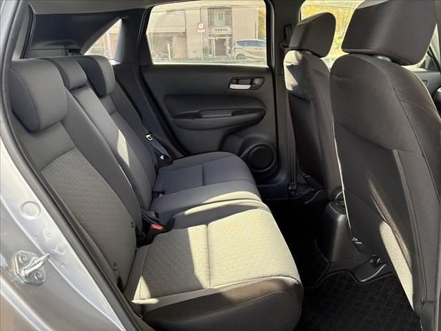 フィット ｅ：ＨＥＶベーシック　車検整備付　禁煙車　ホンダセンシング　Ｐスタート　ＬＥＤヘッド　スマートキー　クルコン　オートライト　電動パーキングブレーキ　ＥＴＣ　ＣＤオーディオ　コーナーセンサー　衝突軽減ブレーキ　フロアマット（17枚目）