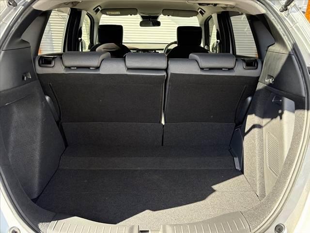 フィット ｅ：ＨＥＶベーシック　車検整備付　禁煙車　ホンダセンシング　Ｐスタート　ＬＥＤヘッド　スマートキー　クルコン　オートライト　電動パーキングブレーキ　ＥＴＣ　ＣＤオーディオ　コーナーセンサー　衝突軽減ブレーキ　フロアマット（20枚目）