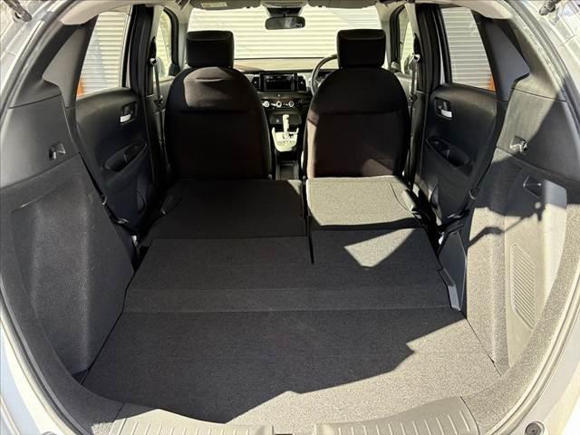 フィット ｅ：ＨＥＶベーシック　車検整備付　禁煙車　ホンダセンシング　Ｐスタート　ＬＥＤヘッド　スマートキー　クルコン　オートライト　電動パーキングブレーキ　ＥＴＣ　ＣＤオーディオ　コーナーセンサー　衝突軽減ブレーキ　フロアマット（21枚目）