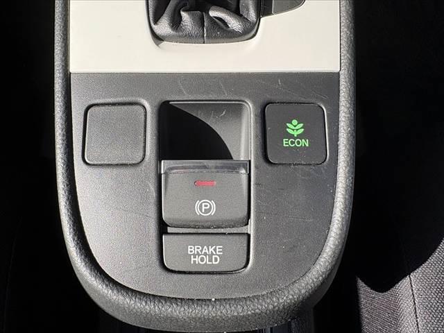 フィット ｅ：ＨＥＶベーシック　車検整備付　禁煙車　ホンダセンシング　Ｐスタート　ＬＥＤヘッド　スマートキー　クルコン　オートライト　電動パーキングブレーキ　ＥＴＣ　ＣＤオーディオ　コーナーセンサー　衝突軽減ブレーキ　フロアマット（24枚目）