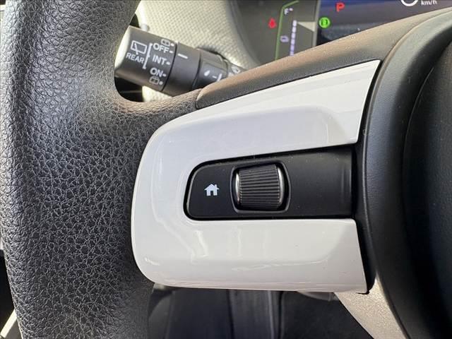 フィット ｅ：ＨＥＶベーシック　車検整備付　禁煙車　ホンダセンシング　Ｐスタート　ＬＥＤヘッド　スマートキー　クルコン　オートライト　電動パーキングブレーキ　ＥＴＣ　ＣＤオーディオ　コーナーセンサー　衝突軽減ブレーキ　フロアマット（25枚目）
