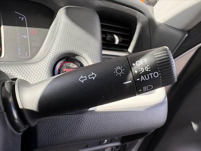 フィット ｅ：ＨＥＶベーシック　車検整備付　禁煙車　ホンダセンシング　Ｐスタート　ＬＥＤヘッド　スマートキー　クルコン　オートライト　電動パーキングブレーキ　ＥＴＣ　ＣＤオーディオ　コーナーセンサー　衝突軽減ブレーキ　フロアマット（26枚目）