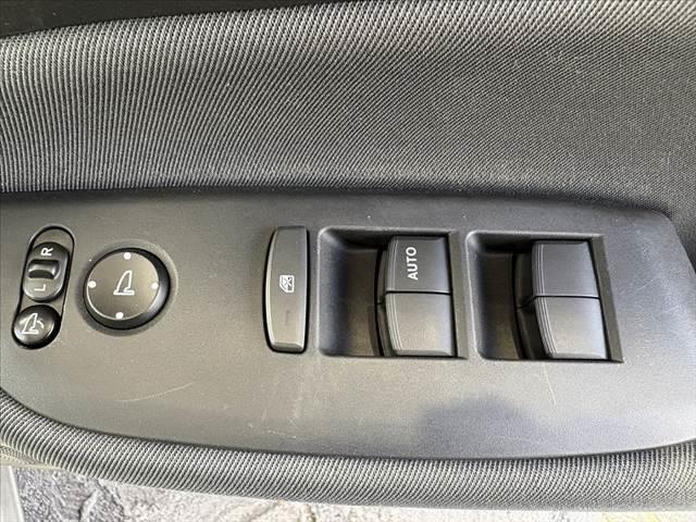 フィット ｅ：ＨＥＶベーシック　車検整備付　禁煙車　ホンダセンシング　Ｐスタート　ＬＥＤヘッド　スマートキー　クルコン　オートライト　電動パーキングブレーキ　ＥＴＣ　ＣＤオーディオ　コーナーセンサー　衝突軽減ブレーキ　フロアマット（29枚目）