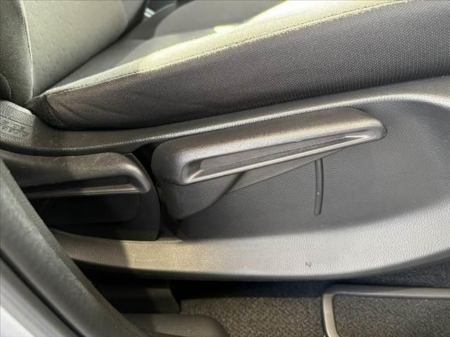 フィット ｅ：ＨＥＶベーシック　車検整備付　禁煙車　ホンダセンシング　Ｐスタート　ＬＥＤヘッド　スマートキー　クルコン　オートライト　電動パーキングブレーキ　ＥＴＣ　ＣＤオーディオ　コーナーセンサー　衝突軽減ブレーキ　フロアマット（30枚目）