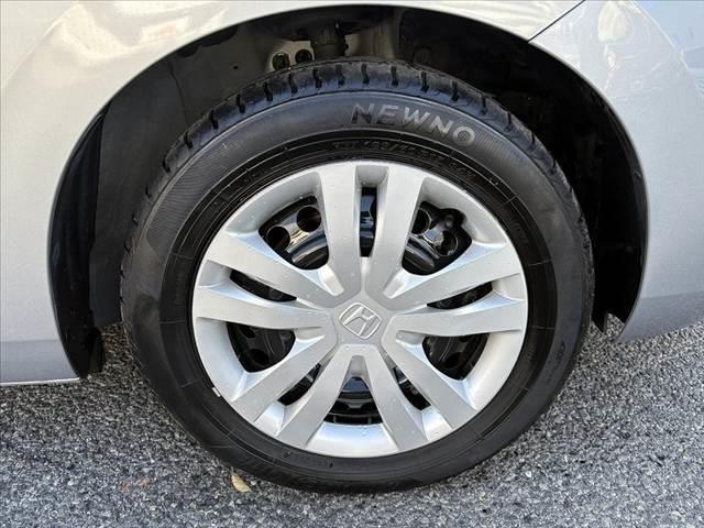 フィット ｅ：ＨＥＶベーシック　車検整備付　禁煙車　ホンダセンシング　Ｐスタート　ＬＥＤヘッド　スマートキー　クルコン　オートライト　電動パーキングブレーキ　ＥＴＣ　ＣＤオーディオ　コーナーセンサー　衝突軽減ブレーキ　フロアマット（40枚目）