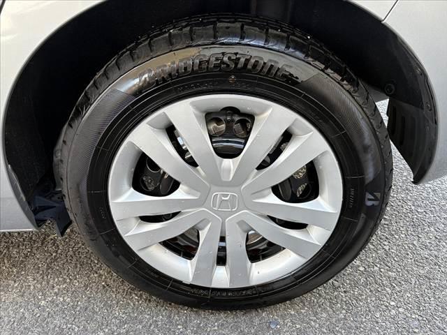 フィット ｅ：ＨＥＶベーシック　車検整備付　禁煙車　ホンダセンシング　Ｐスタート　ＬＥＤヘッド　スマートキー　クルコン　オートライト　電動パーキングブレーキ　ＥＴＣ　ＣＤオーディオ　コーナーセンサー　衝突軽減ブレーキ　フロアマット（42枚目）