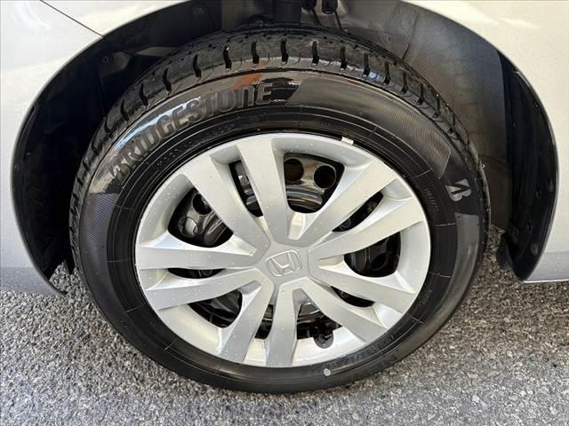 フィット ｅ：ＨＥＶベーシック　車検整備付　禁煙車　ホンダセンシング　Ｐスタート　ＬＥＤヘッド　スマートキー　クルコン　オートライト　電動パーキングブレーキ　ＥＴＣ　ＣＤオーディオ　コーナーセンサー　衝突軽減ブレーキ　フロアマット（43枚目）