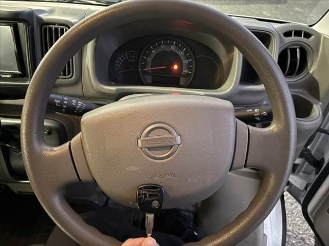 ＮＶ１００クリッパーバン ＤＸ　ＧＬセーフティパッケージ　禁煙車　ナビ　ＥＴＣ　リモコンキー　衝突軽減ブレーキ　踏み間違い防止　車線逸脱警報　パワステ　パワーウィンドウ　コーナーセンサー　Ａライト　横滑り防止　プライバシーガラス　電格ミラー　エアバック（7枚目）