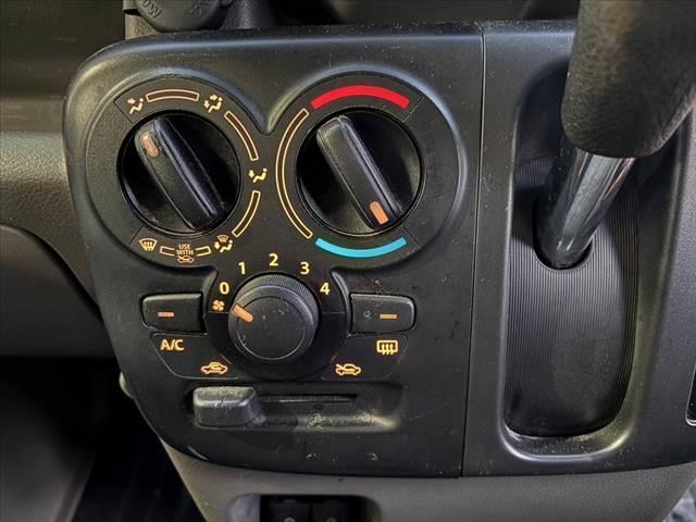 ＮＶ１００クリッパーバン ＤＸ　ＧＬセーフティパッケージ　禁煙車　ナビ　ＥＴＣ　リモコンキー　衝突軽減ブレーキ　踏み間違い防止　車線逸脱警報　パワステ　パワーウィンドウ　コーナーセンサー　Ａライト　横滑り防止　プライバシーガラス　電格ミラー　エアバック（24枚目）