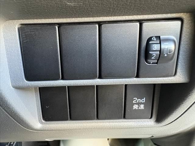 NV100クリッパーバン DX 車検整備付 禁煙車 中期 ナビ フルセグ キーレス スペアキー ABS SRSエアバッグ アクセサリーソケット ヘッドレスト一体シート Pガラス BT セキュリティマットバイザー ヘッドライトレベ(5枚目)