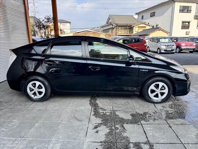 プリウス 　禁煙車　後期　雹　８インチナビ　ＬＥＤ　フルセグ　ＢＴ　Ｐスタ　ＥＴＣ　スマキー　ＤＶＤ再生　前後ドラレコ　ステリモ　Ａライト　横滑り防止　純正１５インチＡＷ　Ｐガラス　電格ミラー　フロアマット（11枚目）