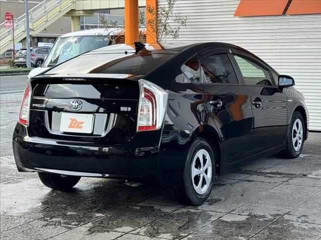 プリウス 　禁煙車　後期　雹　８インチナビ　ＬＥＤ　フルセグ　ＢＴ　Ｐスタ　ＥＴＣ　スマキー　ＤＶＤ再生　前後ドラレコ　ステリモ　Ａライト　横滑り防止　純正１５インチＡＷ　Ｐガラス　電格ミラー　フロアマット（13枚目）