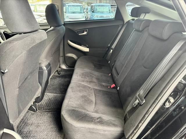 プリウス 　禁煙車　後期　雹　８インチナビ　ＬＥＤ　フルセグ　ＢＴ　Ｐスタ　ＥＴＣ　スマキー　ＤＶＤ再生　前後ドラレコ　ステリモ　Ａライト　横滑り防止　純正１５インチＡＷ　Ｐガラス　電格ミラー　フロアマット（19枚目）