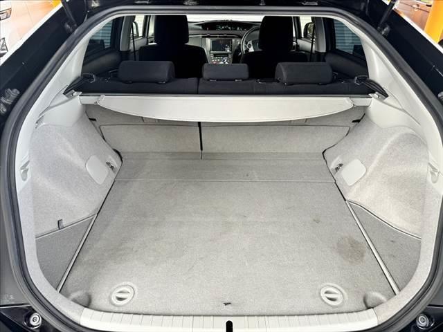 プリウス 　禁煙車　後期　雹　８インチナビ　ＬＥＤ　フルセグ　ＢＴ　Ｐスタ　ＥＴＣ　スマキー　ＤＶＤ再生　前後ドラレコ　ステリモ　Ａライト　横滑り防止　純正１５インチＡＷ　Ｐガラス　電格ミラー　フロアマット（20枚目）