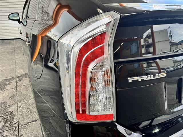 プリウス 　禁煙車　後期　雹　８インチナビ　ＬＥＤ　フルセグ　ＢＴ　Ｐスタ　ＥＴＣ　スマキー　ＤＶＤ再生　前後ドラレコ　ステリモ　Ａライト　横滑り防止　純正１５インチＡＷ　Ｐガラス　電格ミラー　フロアマット（40枚目）