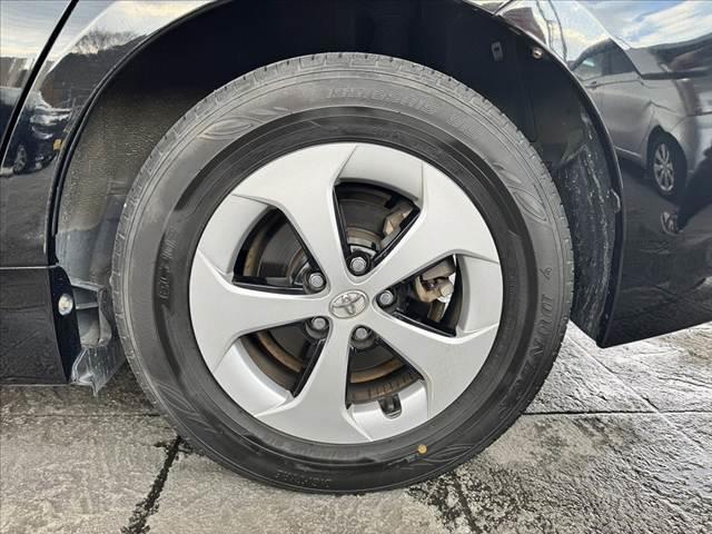 プリウス 　禁煙車　後期　雹　８インチナビ　ＬＥＤ　フルセグ　ＢＴ　Ｐスタ　ＥＴＣ　スマキー　ＤＶＤ再生　前後ドラレコ　ステリモ　Ａライト　横滑り防止　純正１５インチＡＷ　Ｐガラス　電格ミラー　フロアマット（45枚目）