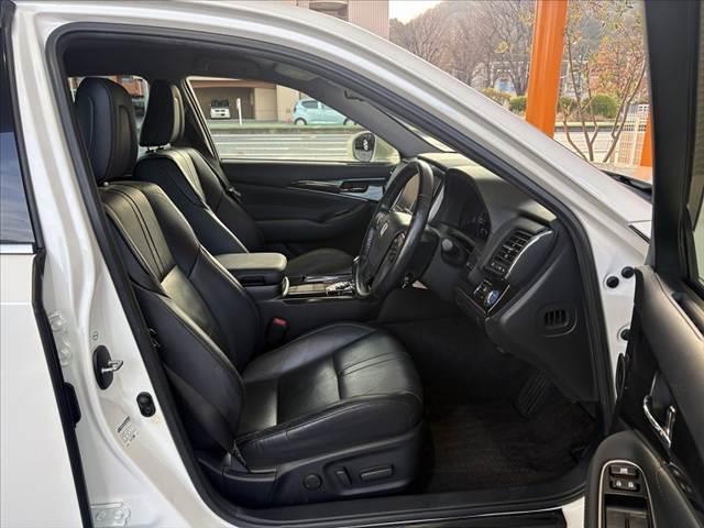 クラウンハイブリッド アスリートＳ　車検整備付　禁煙車　レザーシートＰＫＧ　アドバンストＰＫＧ　パノラミックビューモニター　スパッタリング１８インチＡＷ　レーダークルコン　プリクラ　８インチフルセグナビ　ＤＶＤ再生　ＥＴＣ　Ｐシート（16枚目）