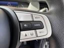 フィット ｅ：ＨＥＶベーシック　車検整備付　禁煙車　ホンダセンシング　Ｐスタート　ＬＥＤヘッド　スマートキー　クルコン　オートライト　電動パーキングブレーキ　ＥＴＣ　ＣＤオーディオ　コーナーセンサー　衝突軽減ブレーキ　フロアマット（4枚目）