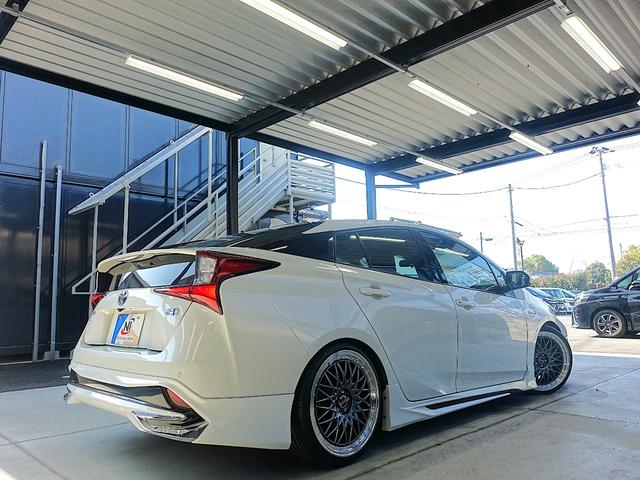 プリウス Ｓ　セーフティセンス・新品車高調・新品１９ＡＷ・新品タイヤ・新品シートカバー・新品アクセサリランプ・フルエアロ・純正ナビ・ブルートゥース・バックカメラ・ＥＴＣ・クルコン・スペアタイヤ・クリアランスソナー・（6枚目）