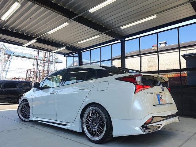 プリウス Ｓ　セーフティセンス・新品車高調・新品１９ＡＷ・新品タイヤ・新品シートカバー・新品アクセサリランプ・フルエアロ・純正ナビ・ブルートゥース・バックカメラ・ＥＴＣ・クルコン・スペアタイヤ・クリアランスソナー・（14枚目）